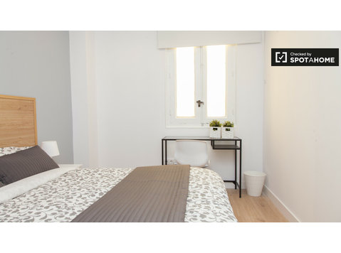 Adorável quarto em apartamento de 12 quartos em Malasaña,… - Aluguel