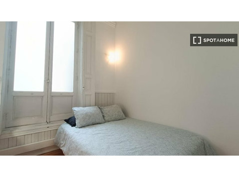 Preciosa habitación en apartamento de 12 habitaciones en… - Alquiler