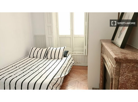 Sol, Madrid'de 12 yatak odalı dairede güzel oda - Kiralık