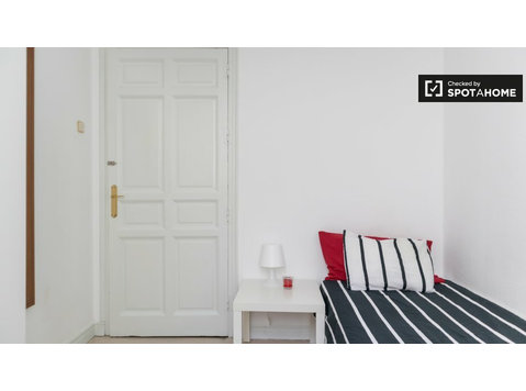 Sol, Madrid'de 12 yatak odalı dairede güzel oda - Kiralık
