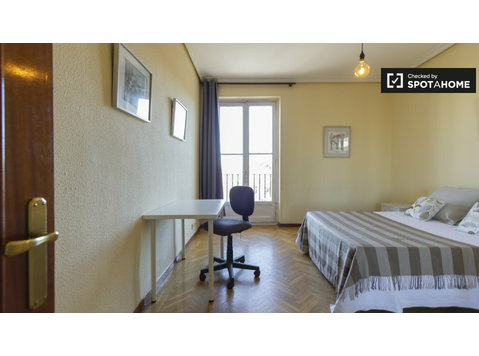 Adorável quarto em apartamento de 5 quartos em Salamanca,… - Aluguel
