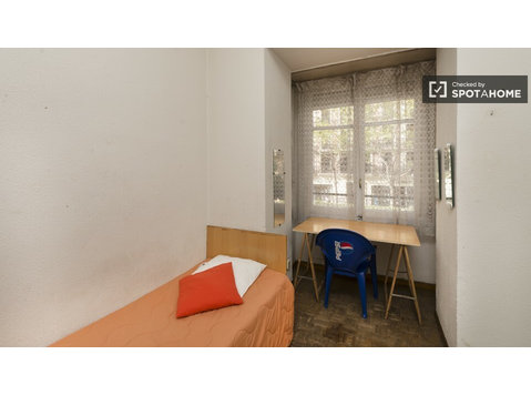 Belle chambre dans un appartement partagé à Moncloa, Madrid - À louer