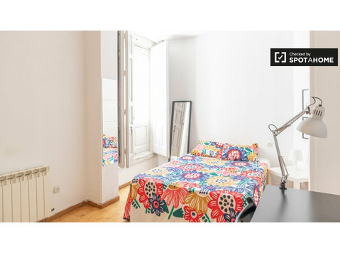 Luminous pokój w 10-pokojowe mieszkanie w Sol, Madryt - Do wynajęcia