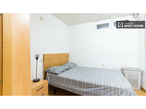 Lichtdurchflutetes Zimmer in einem 11-Zimmer-Apartment in… - Zu Vermieten