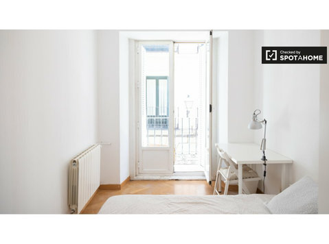 Luminous room in 7-bedroom apartment in Lavapiés, Madrid - Kiadó