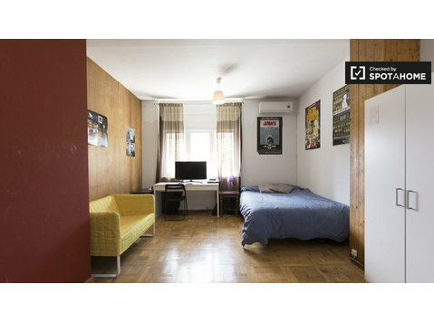 Quarto luminoso em apartamento de 7 quartos em Tetuan,… - Aluguel
