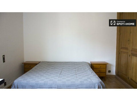 Quarto luminoso em apartamento de 7 quartos em Valverde,… - Aluguel