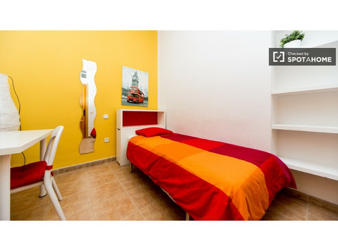 Luminous room in 8-bedroom apartment in Lavapiés, Madrid - Kiadó