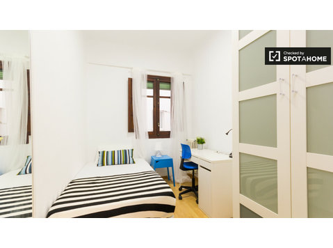 Luminous pokój w mieszkaniu w Atocha i Delicias, Madryt - Do wynajęcia