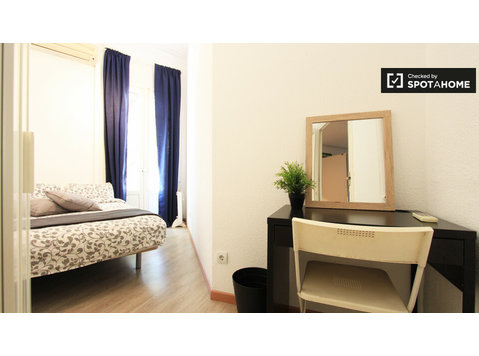 Luminous room in shared apartment in Chamberí, Madrid - Til Leie