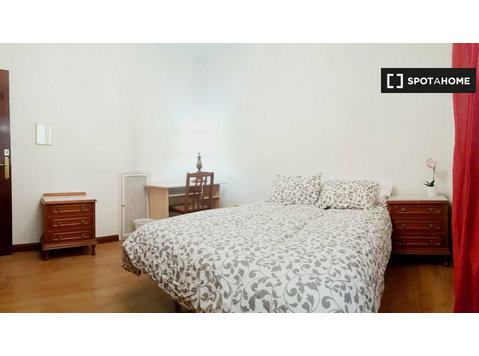 Luminous pokój we wspólnym mieszkaniu w Moncloa, Madryt - Do wynajęcia