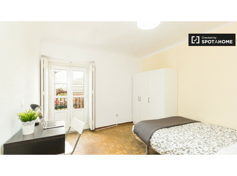 Chambre lumineuse dans un appartement partagé à Puerta del… - À louer