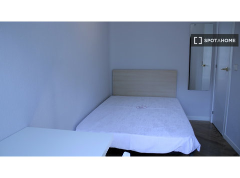 Luminous room in shared apartment in Salamanca, Madrid - За издавање