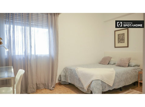 Modern room for rent, 10-bedroom apartment, Tetuán, Madrid - For Rent