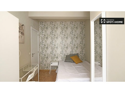 Se alquila habitación moderna en piso de 5 dormitorios en… - Alquiler