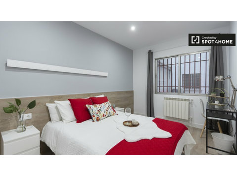Delicias'da 8 yatak odalı dairede kiralık modern oda - Kiralık