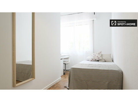 Modern room for rent in Guindalera, Madrid - 임대