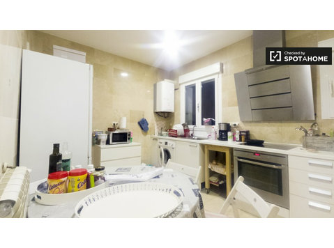 Modern room in 4-bedroom apartment in Hortaleza, Madrid - For Rent