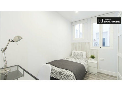 Camera moderna in appartamento con 5 camere da letto,… - In Affitto