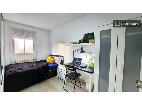 Modernes Zimmer in 5-Zimmer-Wohnung in Usera, Madrid - Zu Vermieten