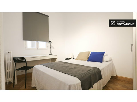 Retiro, Madrid'de 6 yatak odalı dairede modern oda - Kiralık