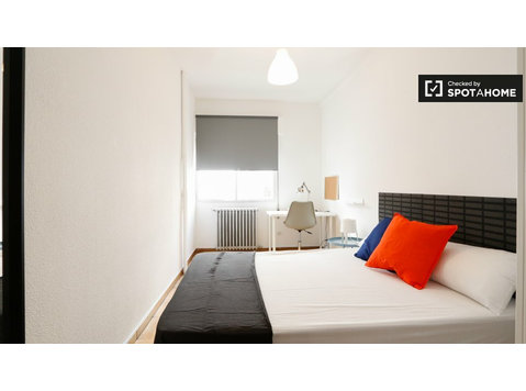 Modern room in 8-bedroom apartment in Imperial, Madrid - Ενοικίαση