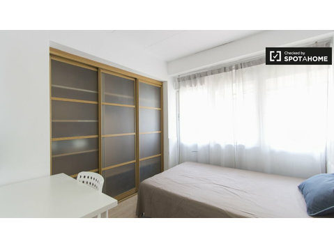 Chambre moderne dans un appartement de 8 chambres à… - À louer