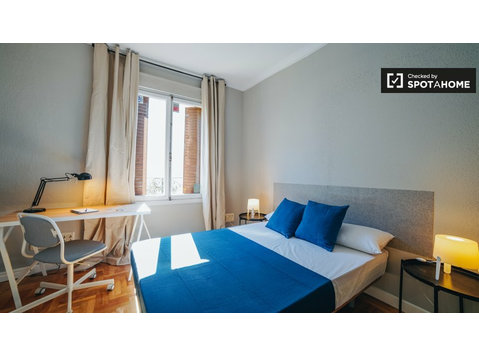 Modernes Zimmer in einem Apartment mit 15 Schlafzimmern in… - Zu Vermieten