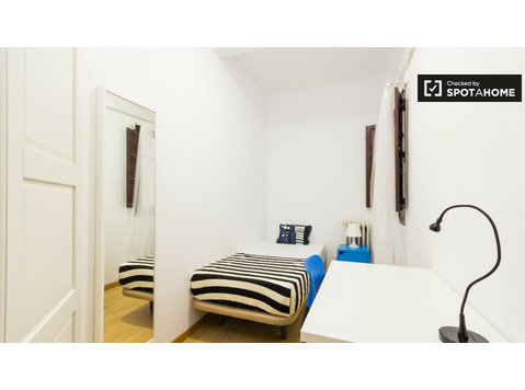 Nice room 6-bedroom apartment, Atocha e Delicias, Madrid - Aluguel