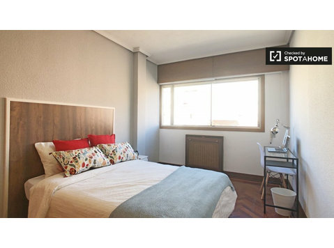 Bella camera in affitto in appartamento con 6 camere da… - In Affitto