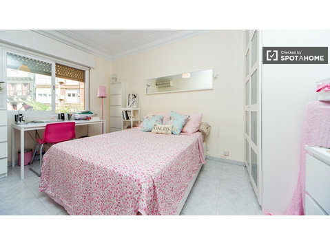 Ładny pokój w 5-pokojowym mieszkaniu w Guindalera, Madryt - Do wynajęcia