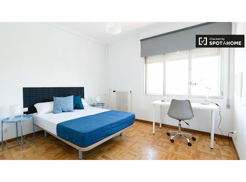 Camera aperta in appartamento con 8 camere da letto in… - In Affitto