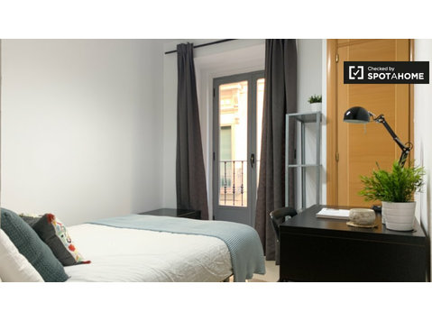Camera pittoresca in appartamento con 11 camere da letto a… - In Affitto