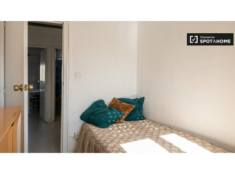 Pleasant room for rent in 4-bedroom apartment in Aluche - Под Кирија