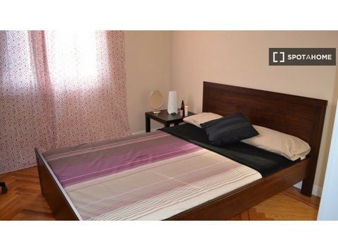 Posh room in shared apartment in Salamanca, Madrid - Til leje