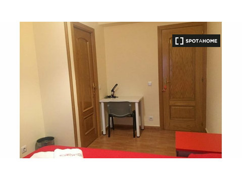 Private room in 5-bedroom apartment in Villaverde, Madrid - کرائے کے لیۓ