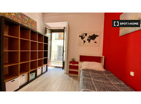 Privatzimmer in 7-Zimmer-Wohnung in Lavapiés, Madrid - Zu Vermieten