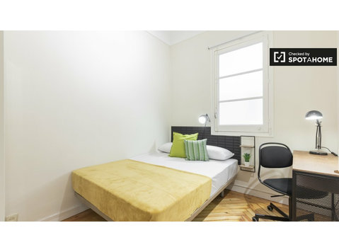 Tranquilla camera in affitto in appartamento con 7 camere… - In Affitto