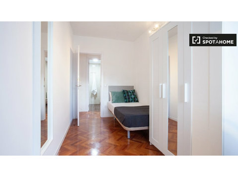 Ciudad Lineal'de 10 yatak odalı dairede kiralık rahat oda - Kiralık