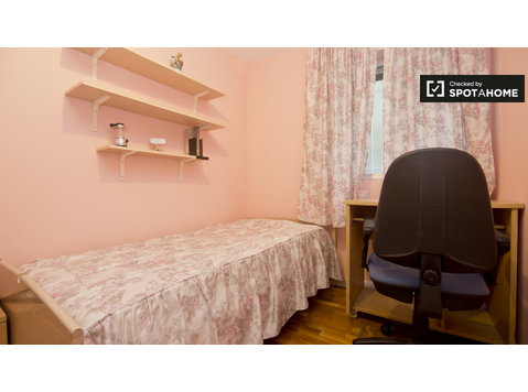 Salle de détente dans un appartement de 3 chambres à… - À louer