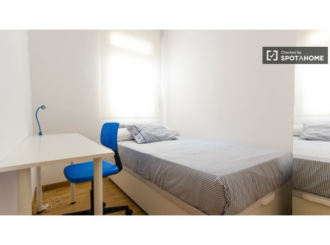Camera rilassante in appartamento con 5 camere da letto… - In Affitto