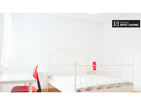 Relaxing room in 5-bedroom apartment in Arguelles, Madrid - Vuokralle