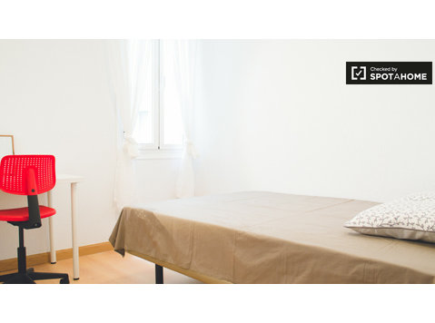 Relaxing room in 5-bedroom apartment in Arguelles, Madrid - K pronájmu
