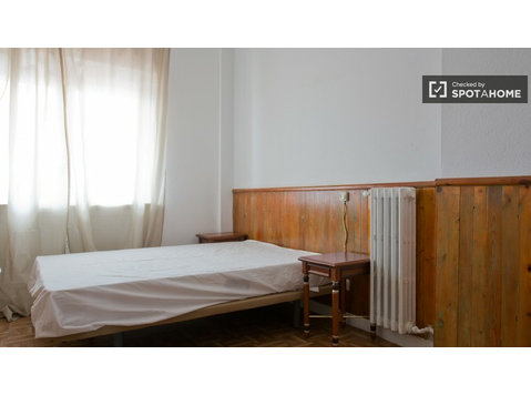 Madrid, Tetuan'daki 7 yatak odalı dairede dinlendirici oda - Kiralık