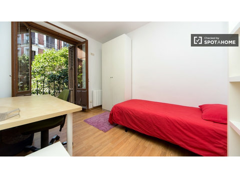 Lavapiés, Madrid'de 8 yatak odalı dairede rahatlatıcı oda - Kiralık