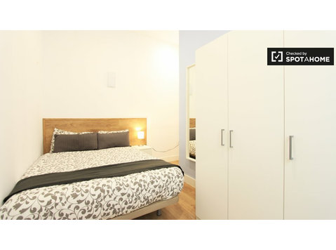 Retiro, Madrid'de 8 odalı bir daire bulunan rahat oda - Kiralık