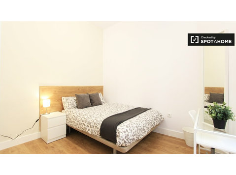 Relaxing room in 8-bedroom apartment in Retiro, Madrid - For Rent