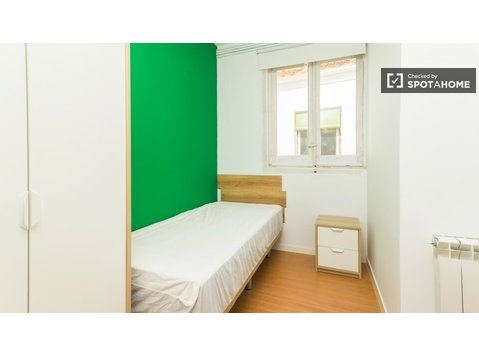 Camera rilassante in appartamento condiviso a Latina, Madrid - In Affitto