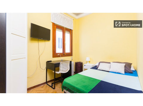 Salle de détente dans un appartement partagé à Moncloa,… - À louer