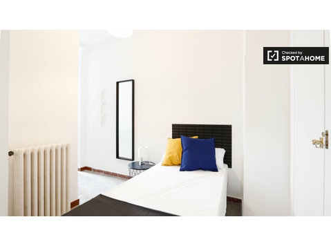 Imperial, Madrid'de 8 yatak odalı dairede yenilenmiş oda - Kiralık
